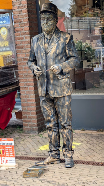 Living Statues (1).…