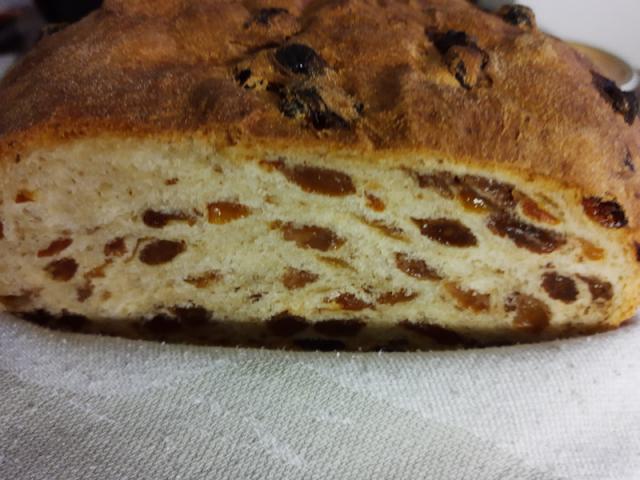 Rozijnenbrood gesneden